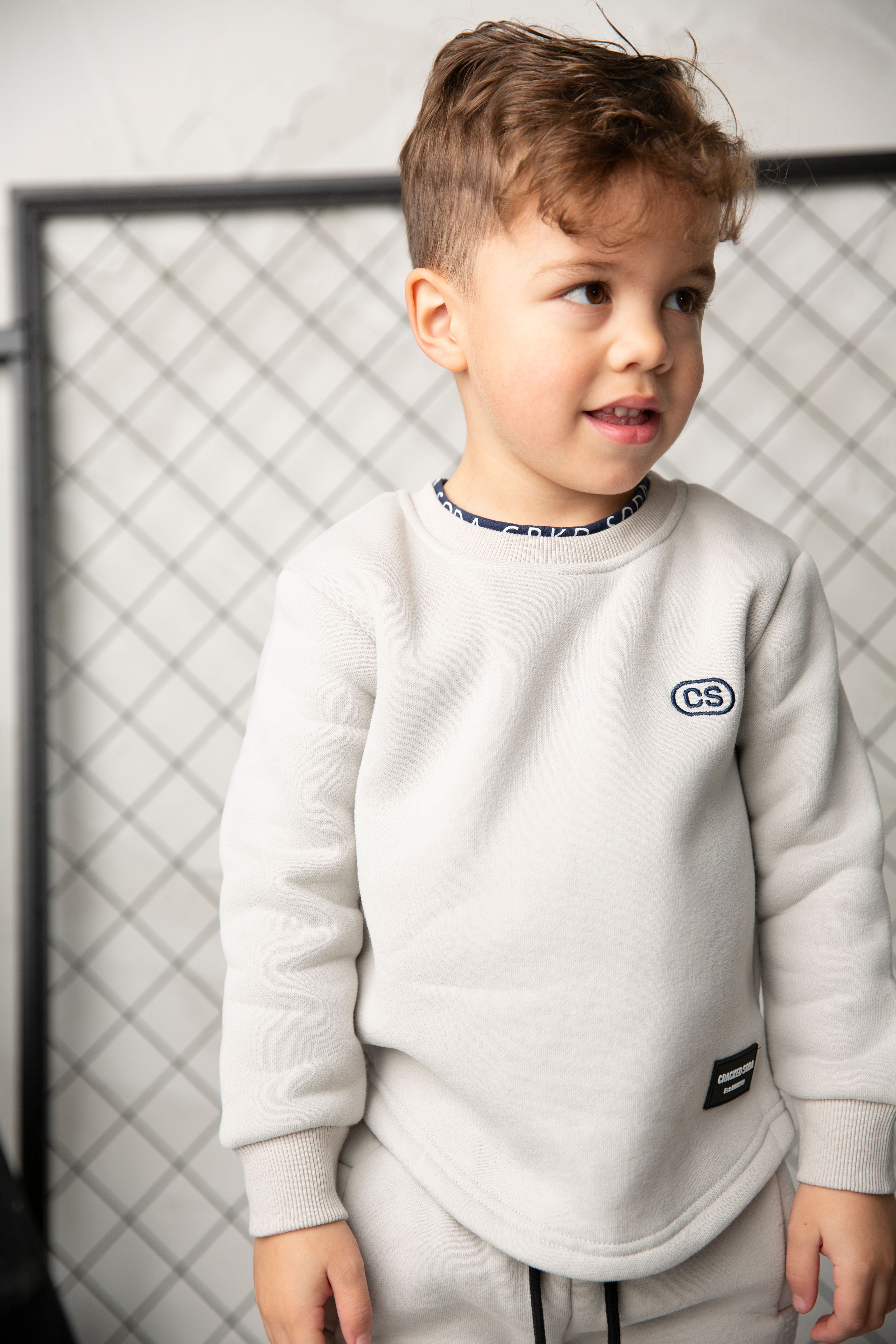 Archie Detailed Crew - Oat/Navy – Cracked Soda